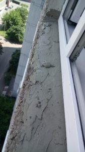 дует из под пластикового окна