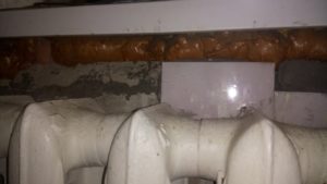 дует из под подоконника